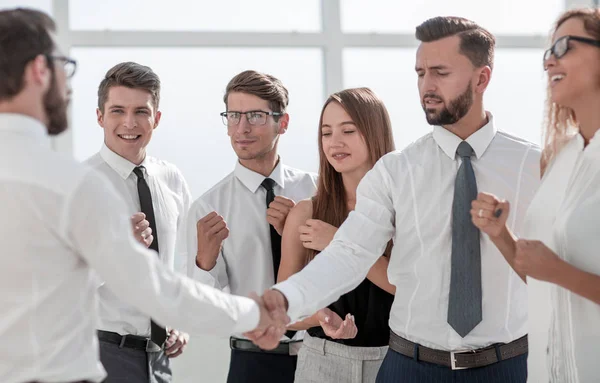 Feliz equipo de negocios en busca de un apretón de manos de los socios comerciales . —  Fotos de Stock