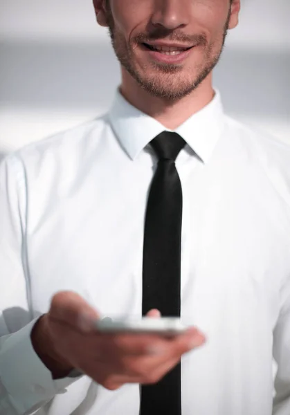 Uomo d'affari in possesso di un telefono — Foto Stock