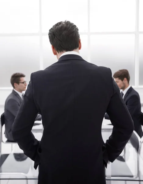 Вид ззаду.бізнесмен стоїть в конференц-залі — стокове фото