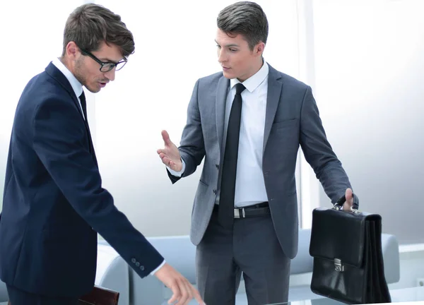 Colleghi di lavoro discutendo nuove idee mentre in piedi in ufficio — Foto Stock