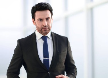 ofis pencere arka plan üzerinde ciddi iş adamı