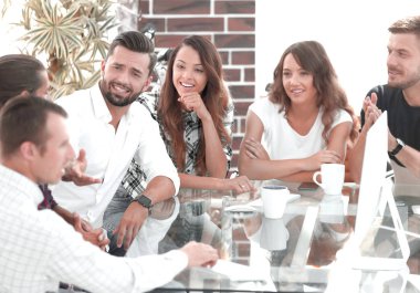 mevcut sorunların tartışılması gülümseyen