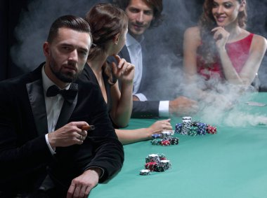 poker masasında iyi giyimli grubu