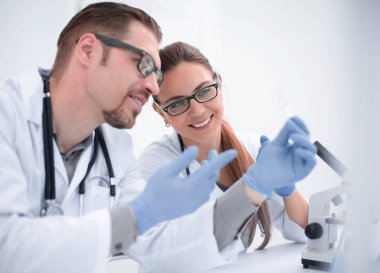 iki bilim adamları laboratuarda deneylerini