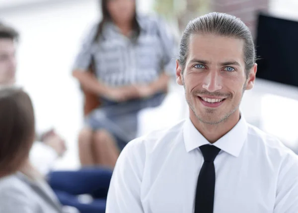 Jóvenes hombres de negocios exitosos en un fondo borroso — Foto de Stock