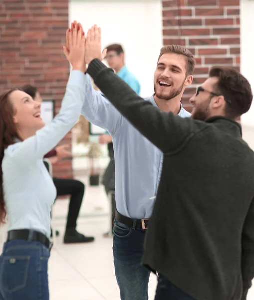 Alegre gente joven de negocios dando choca-cinco mientras que su coll — Foto de Stock