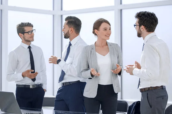 Empleados de la empresa discutiendo en el lugar de trabajo — Foto de Stock