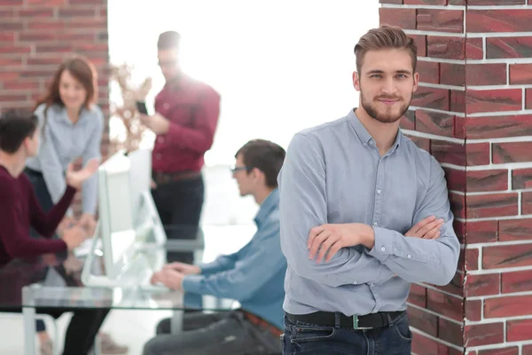 Yakışıklı, kendine güvenen bir iş adamı portresi..