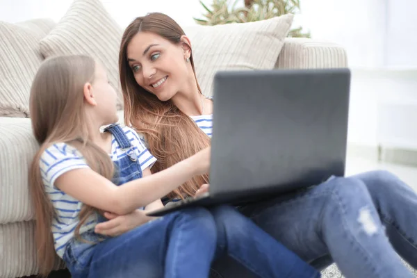 Moeder en dochter doorbrengen hun vrije tijd samen — Stockfoto