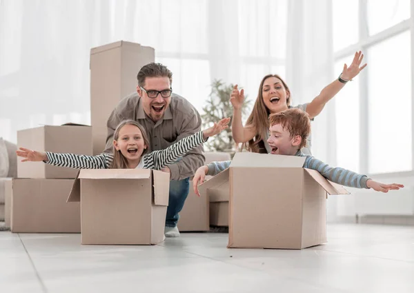 Ευτυχισμένη οικογένεια έχοντας διασκέδαση σε ένα νέο διαμέρισμα. — Φωτογραφία Αρχείου