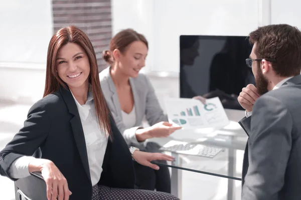Odnosząca sukcesy kobieta biznesu w miejscu pracy — Zdjęcie stockowe