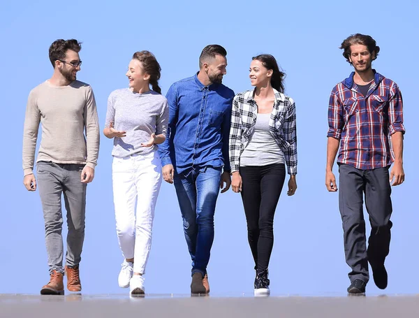 Equipo de jóvenes creativos .al aire libre — Foto de Stock