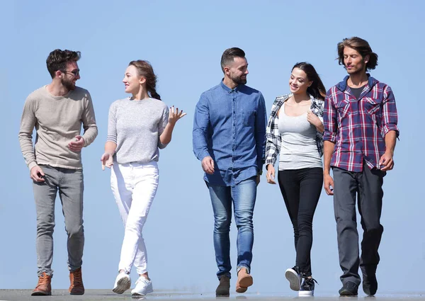 Equipo de jóvenes creativos .al aire libre — Foto de Stock