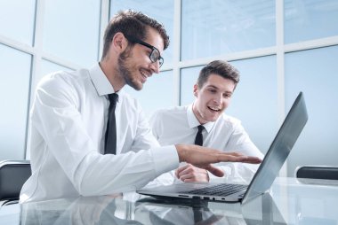 Meslektaşlarım masaya oturun ve konuşun.