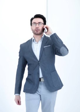 ciddi işadamı Smartphone'da konuşuyor