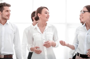 Genç iş takım iş sorunları tartışıyor.