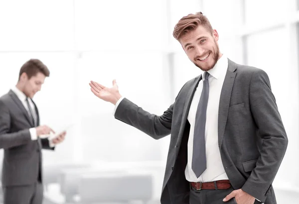 Lächelnder Geschäftsmann im Hintergrund des Büros. — Stockfoto