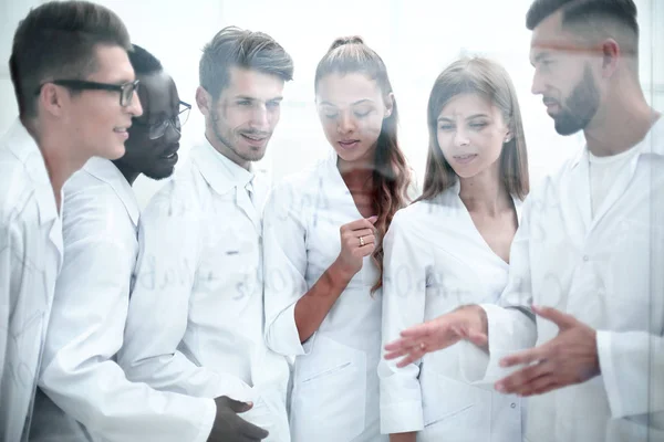 Group of scientists discussing chemical formulas — Stock Photo, Image