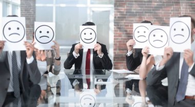 iş ortakları ile masaya oturan smiley simgeleri