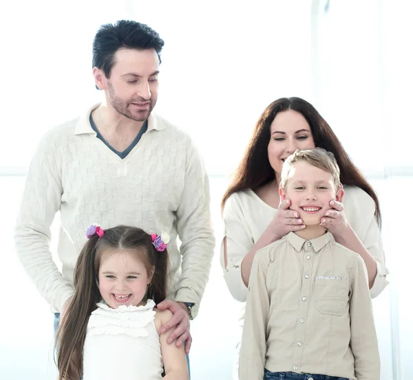Портрет счастливой семьи с маленькими детьми — стоковое фото