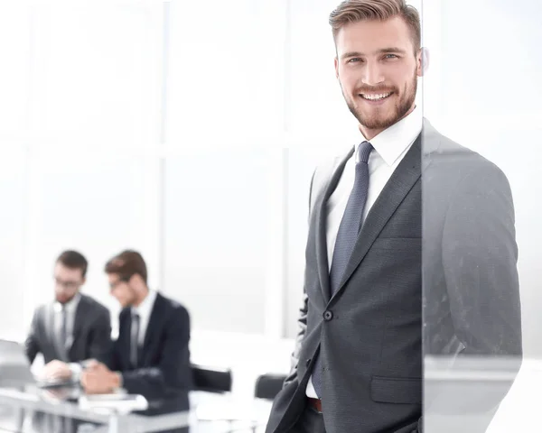 Hombre de negocios moderno en el fondo de la oficina — Foto de Stock