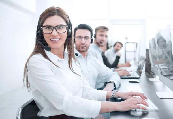 Mujer operadora en el lugar de trabajo en el centro de llamadas — Foto de Stock