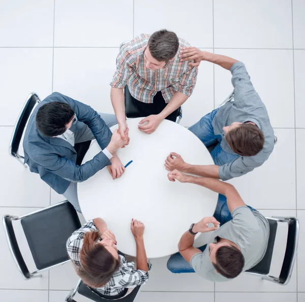 Top view.creative grupo empresarial sentado en la mesa redonda — Foto de Stock