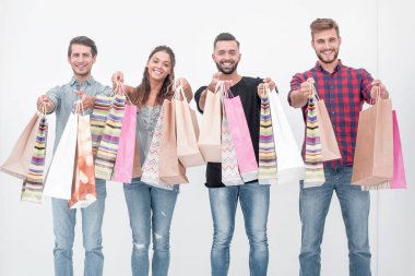 gençler onların renkli alışveriş torbaları gösterilen