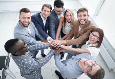 yakın up.young iş takım birlikte ellerini katlanmış