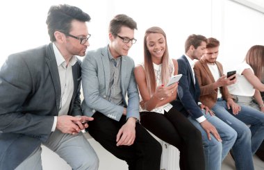 bir grup genç insan kullanmak onların akıllı telefonlar