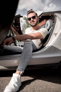 yaşam tarzı convertible car.the kavramı içinde oturan up.successful genç adam kapatın