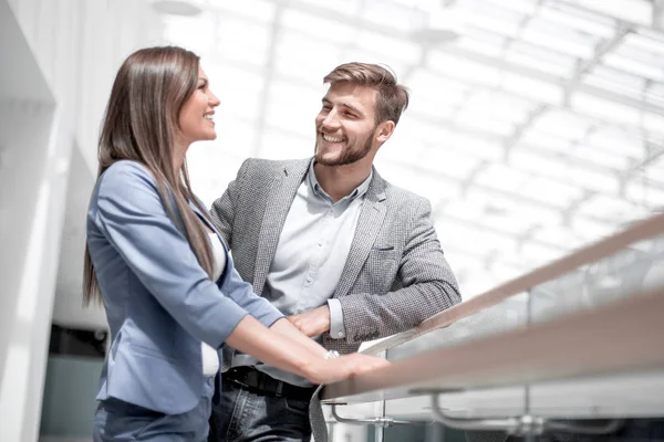 Pareja de negocios hablando, de pie en la nueva oficina — Foto de Stock