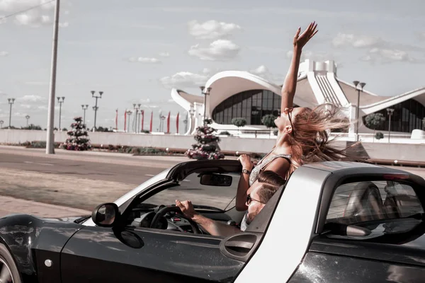 Boldog lány élvezi egy utazás egy kabrió — Stock Fotó