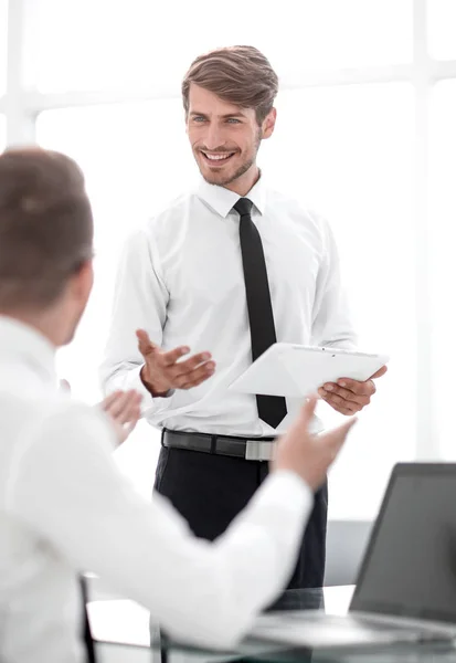 Dos hombres de negocios discutiendo algo en la oficina — Foto de Stock