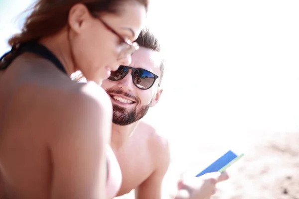 Coppia felice trascorrere del tempo spensierato sulla spiaggia all'aperto . — Foto Stock