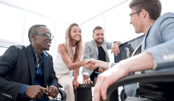 Apretón de manos colegas de negocios en la oficina . — Foto de Stock