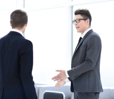 İş arkadaşları ofiste konuşuyor..