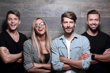 bir grup genç insanlar stand ve gülümseme