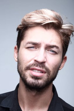 düşünceli işadamı çenesinin altından elini tutarak