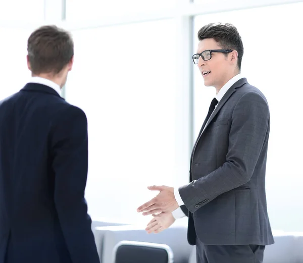 Affärskollegor talar stående på kontoret. — Stockfoto