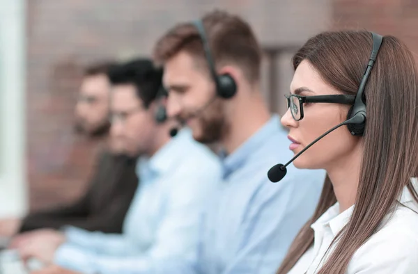 Side view.the call center operatör och hennes kollegor arbetar på kontoret. — Stockfoto