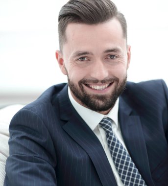 Bir sandalyede oturan başarılı iş adamı.