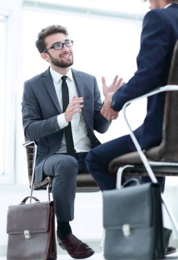 Evrak çantaları tutan iki iş adamları kendilerini yakın: