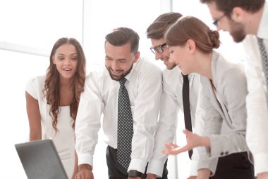 İş ekibi çevrimiçi bilgileri tartışıyor