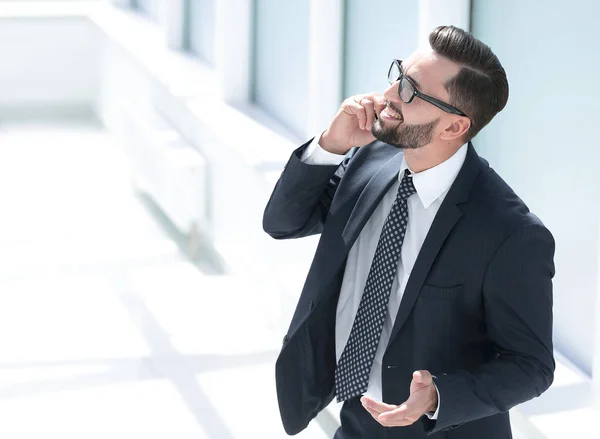 Menedżer rozmawiający z klientem przez telefon komórkowy — Zdjęcie stockowe