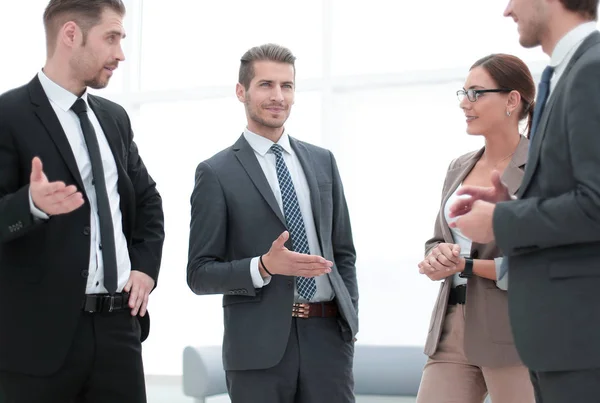 Gruppo di uomini d'affari che discutono interessi comuni — Foto Stock