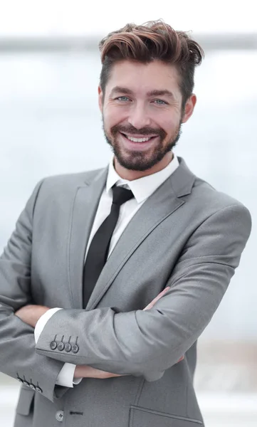 Un jeune homme en costume gris — Photo