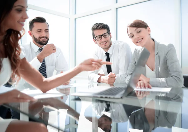 Sorrindo equipe de negócios na mesa . — Fotografia de Stock