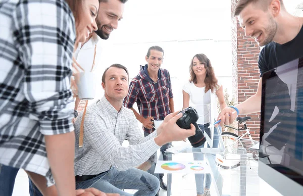 Grup fotoğrafı modern bir ofiste çalışan editörler.