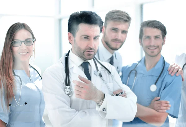 Группа врачей, стоящих в конференц-зале — стоковое фото